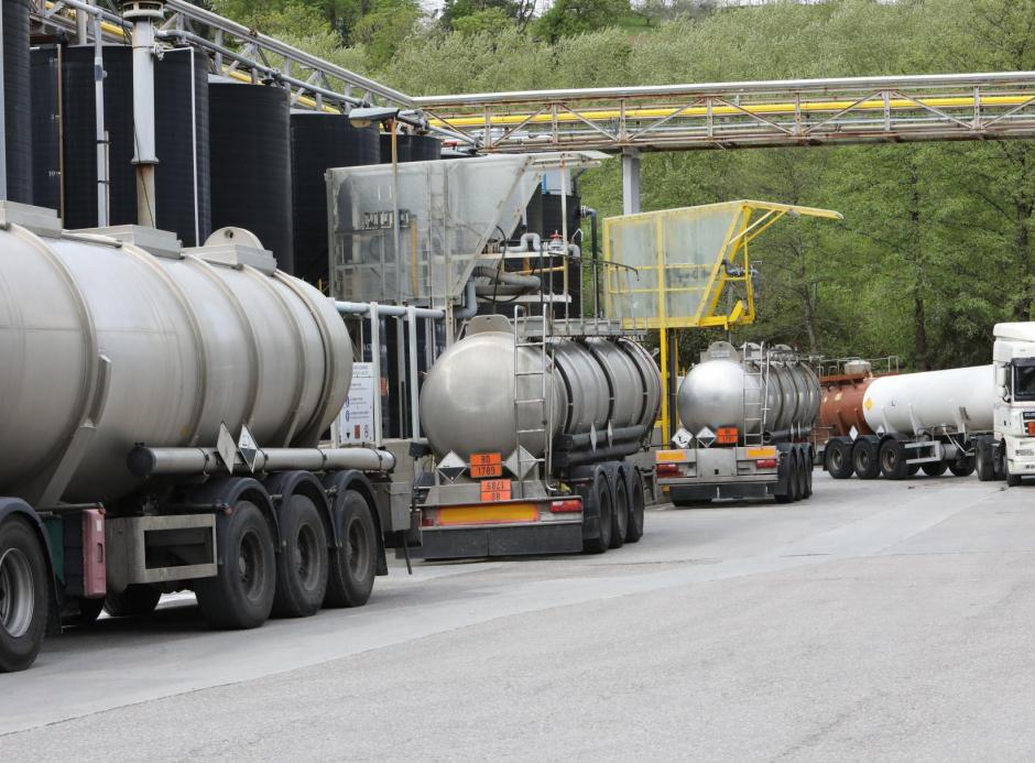 Operamos una moderna flota propia de cisternas e isocontenedores