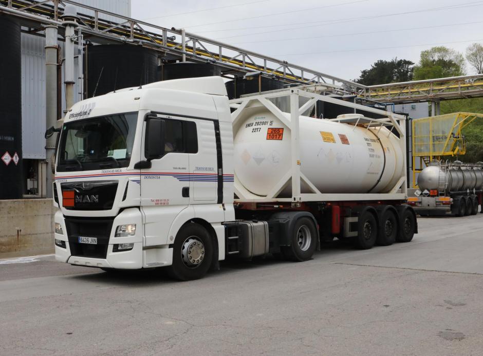 We operate our own modern fleet of cisterns and iso-containers