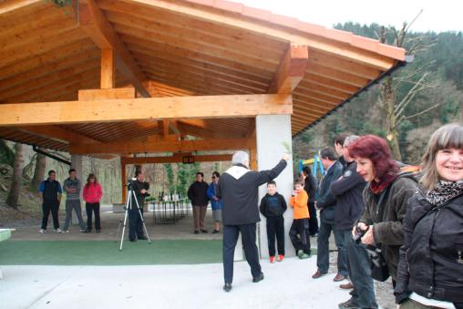 Auzolan en la construcción del nuevo aterpe del barrio de Epele en Hernani. Un lugar de encuentro para todos los vecinos.